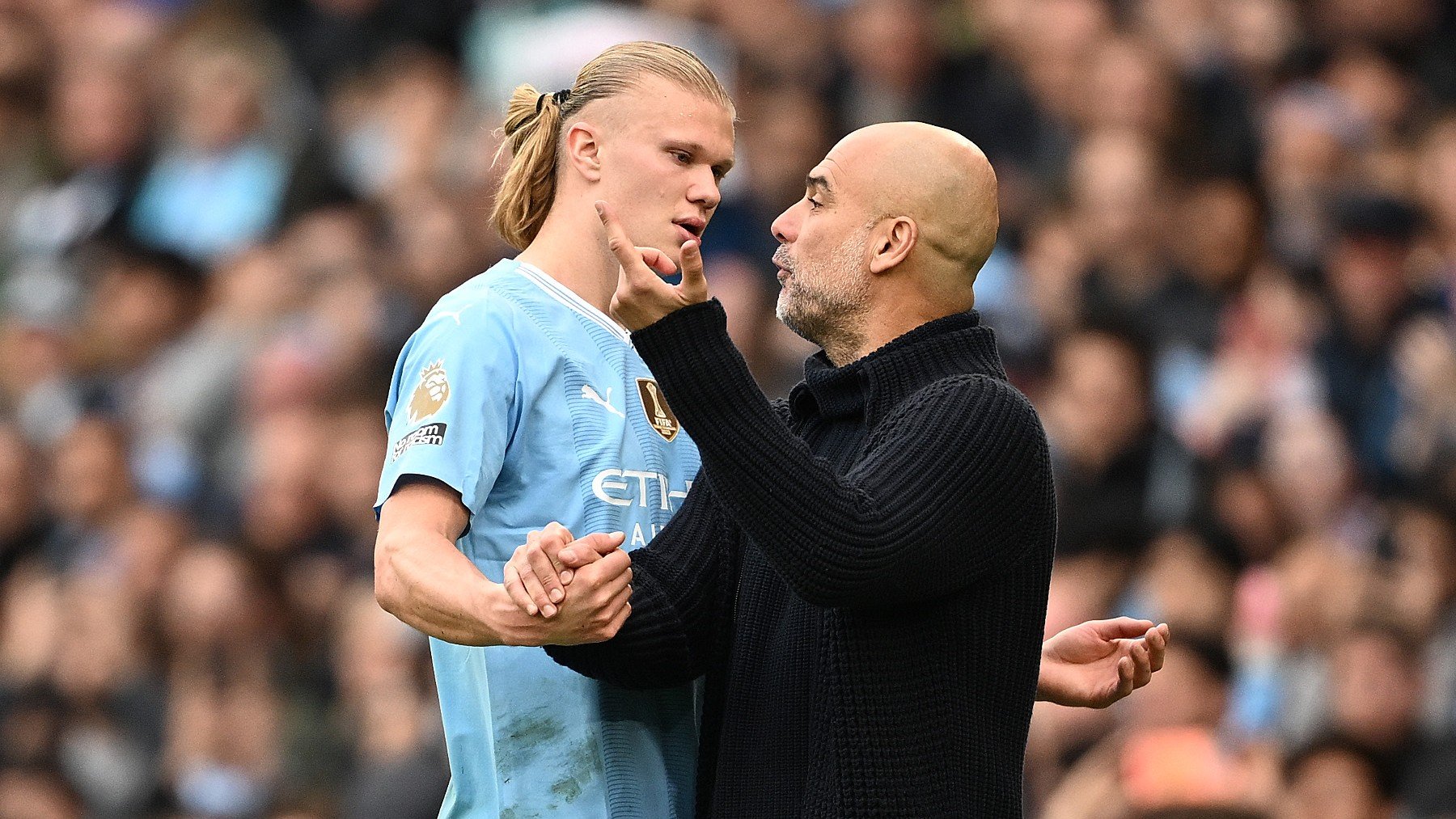 Haaland debate su cambio con Guardiola en el partido ante los Wolves. (Getty)