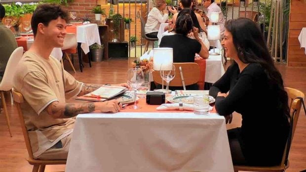 Álex y Victoria en 'First Dates'. (Mediaset)