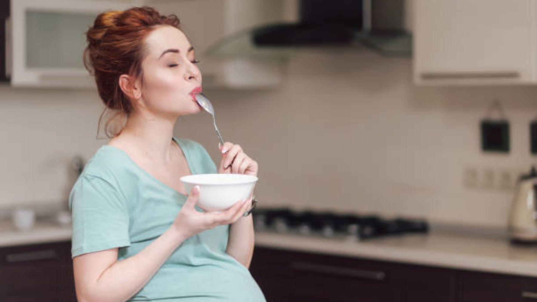 Mujer embarazada tomando un antojo.