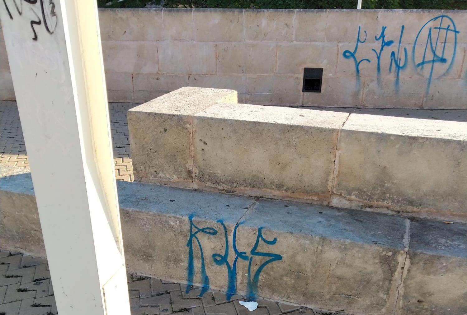 Pintadas vandálicas en el Baluard del Príncep en Palma.