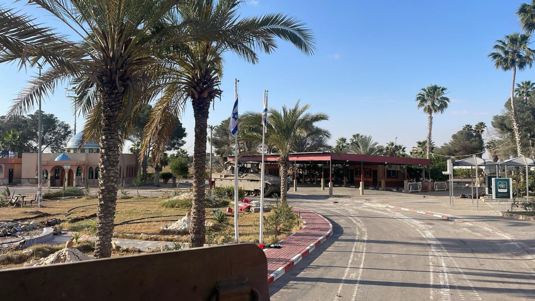 Banderas israelíes izadas en Rafah.