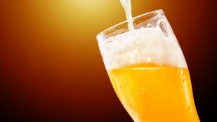 La OCU avisa: esto es lo que tienes que saber si eres consumidor de cerveza con limón
