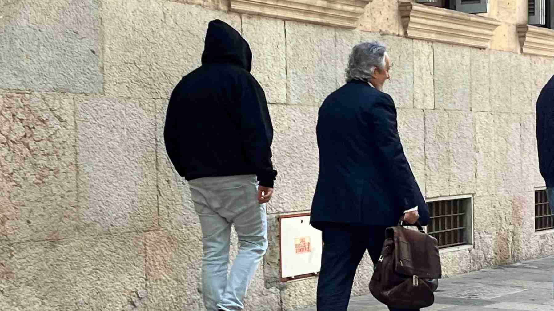 El entrenador de baloncesto acusado de abusos a menores en Mallorca, saliendo de la Audiencia Provincial junto a su abogado, Gaspar Oliver. EUROPA PRESS
