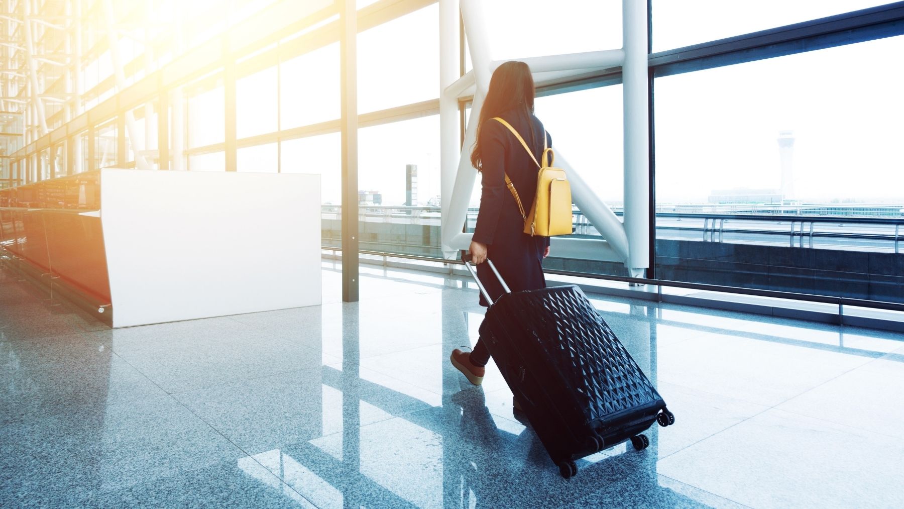 Mujer con una malerta en el aeropuerto.