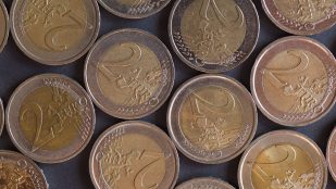 Está picando todo el mundo: el truco infalible para distinguir las monedas de 2 euros falsas