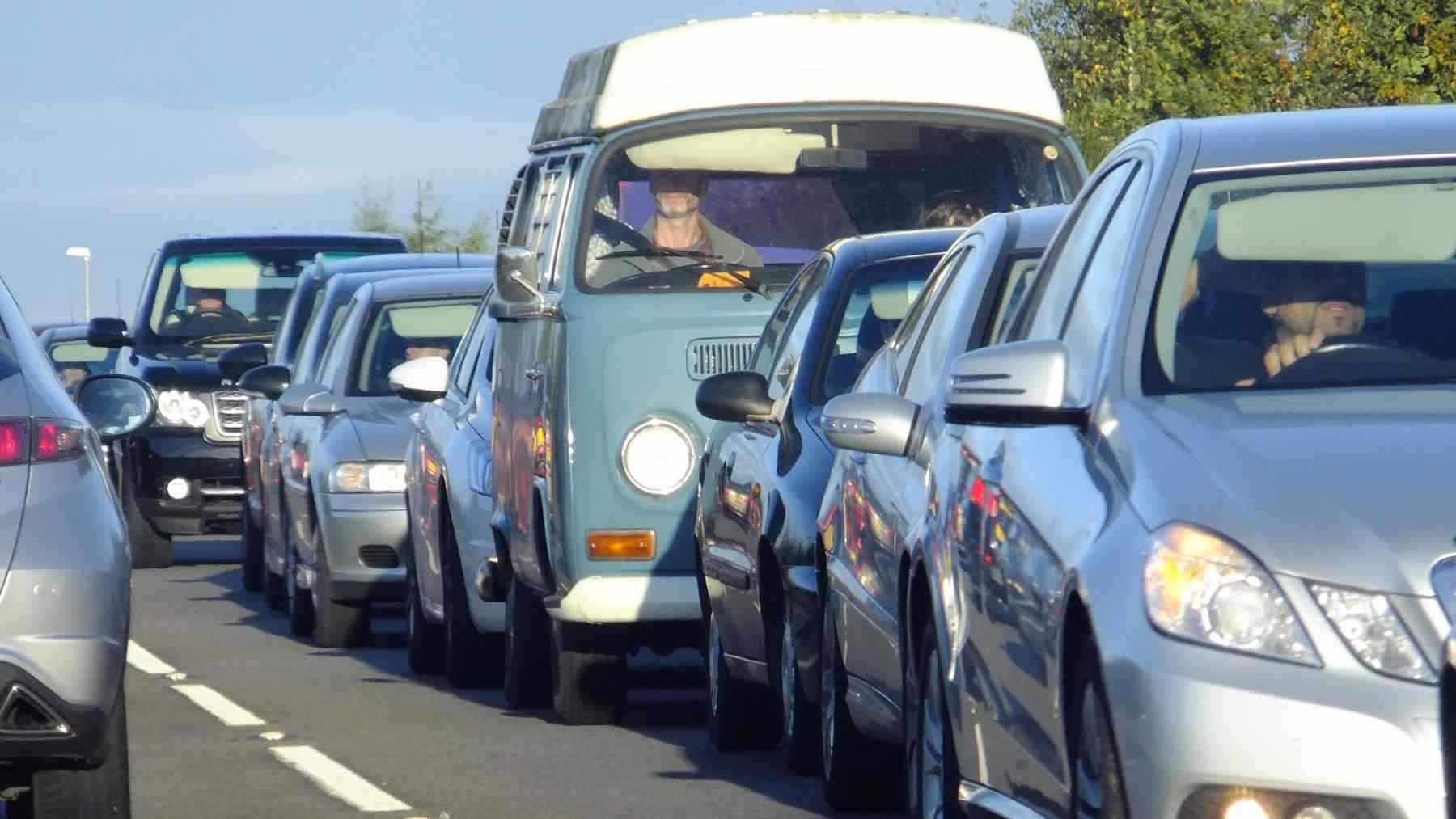 Atasco en una carretera de Ibiza.