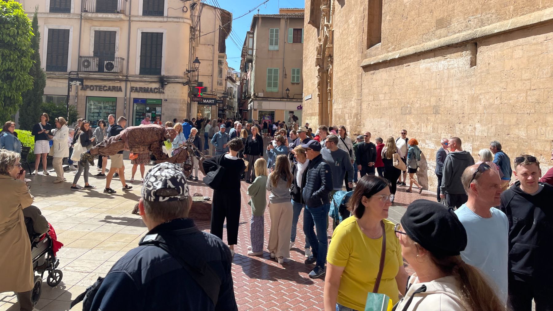 Turistas y ciudadanos en la  calle San Miguel de Palma. (M. A. FONT)