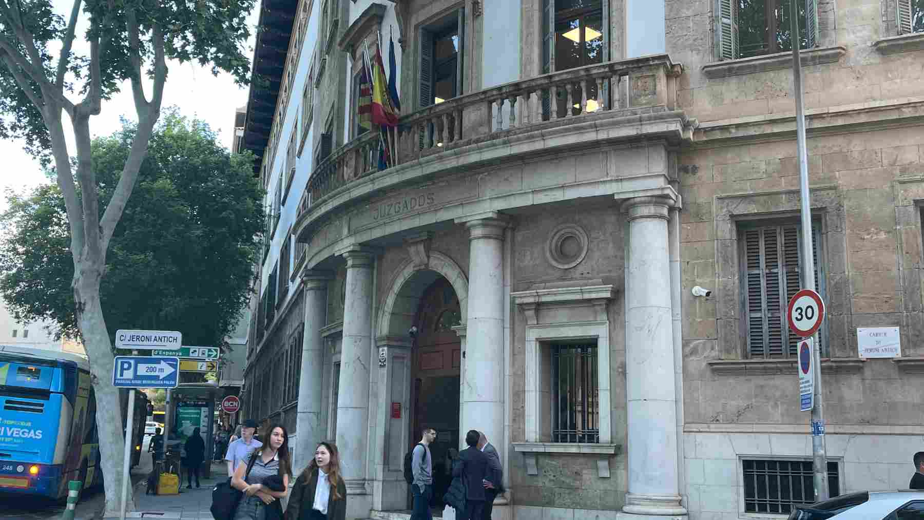 El sobreocupado edificio de las Avenidas de Palma, que alberga los juzgados de lo penal. M. A. F.