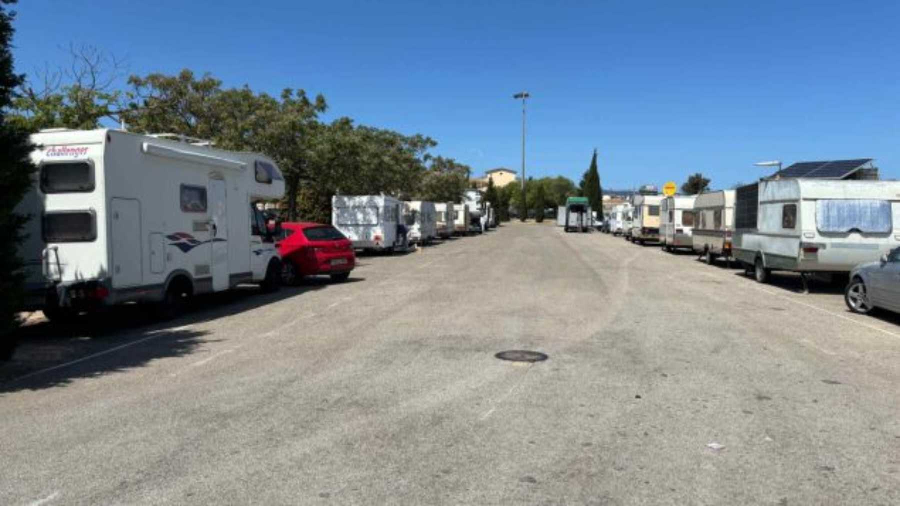 Caravanas estacionadas en el aparcamiento de Son Hugo en Palma. P. SERRA