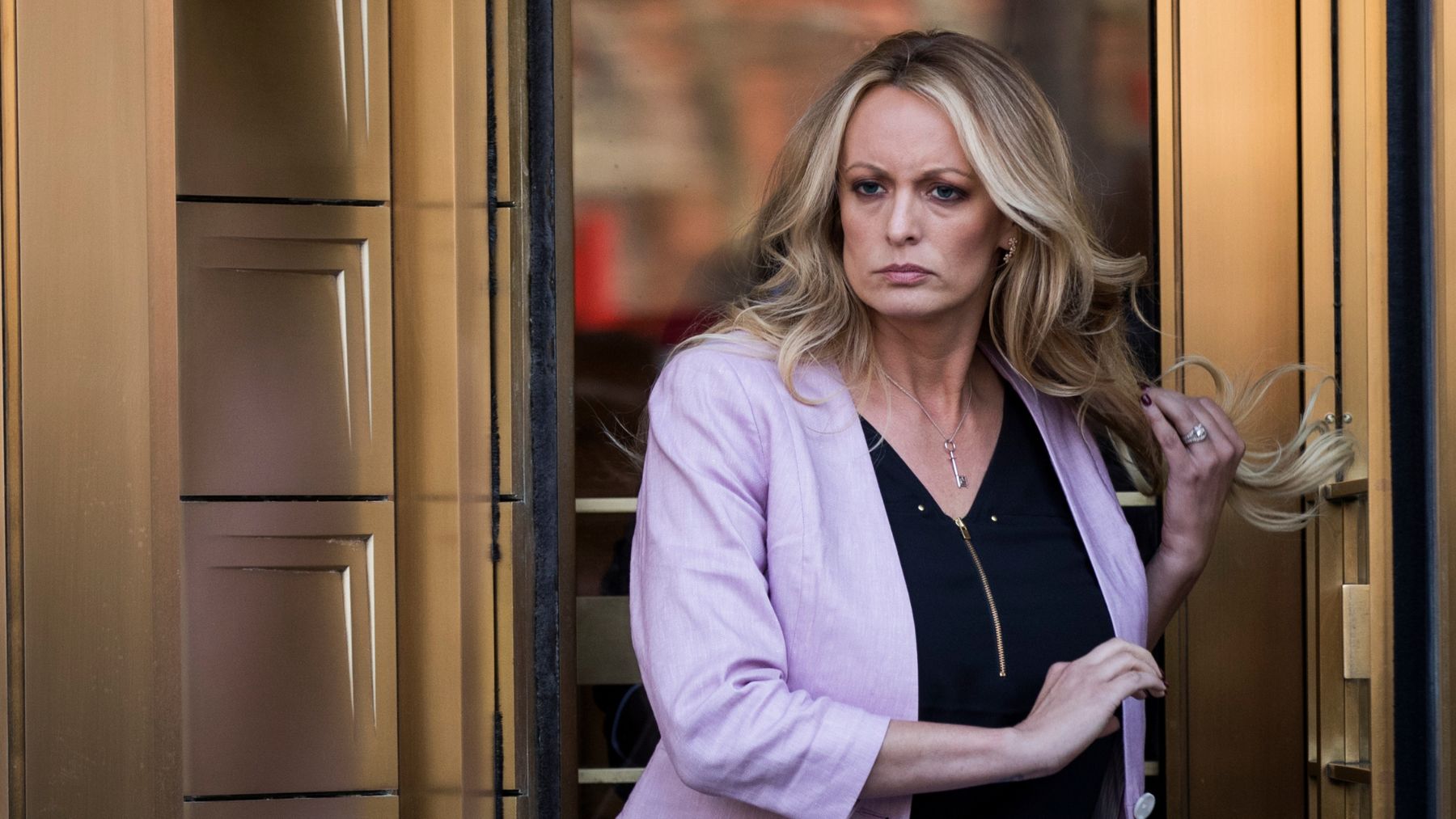 Stormy Daniels sale de la Corte de Nueva York en 2018. (Getty)