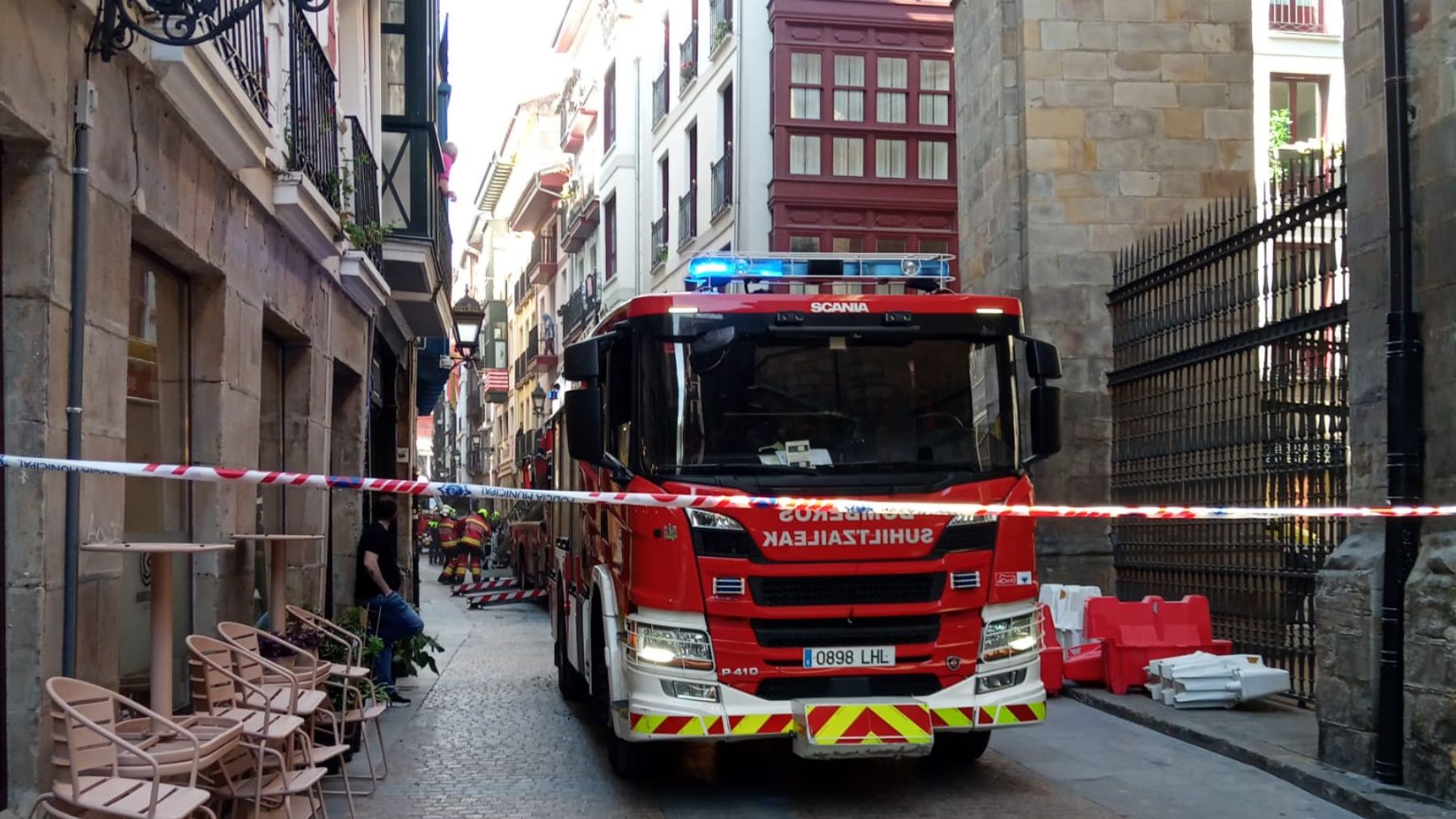 Los bomberos de Bilbao en el derrumbe. (@BomberosBilbao)