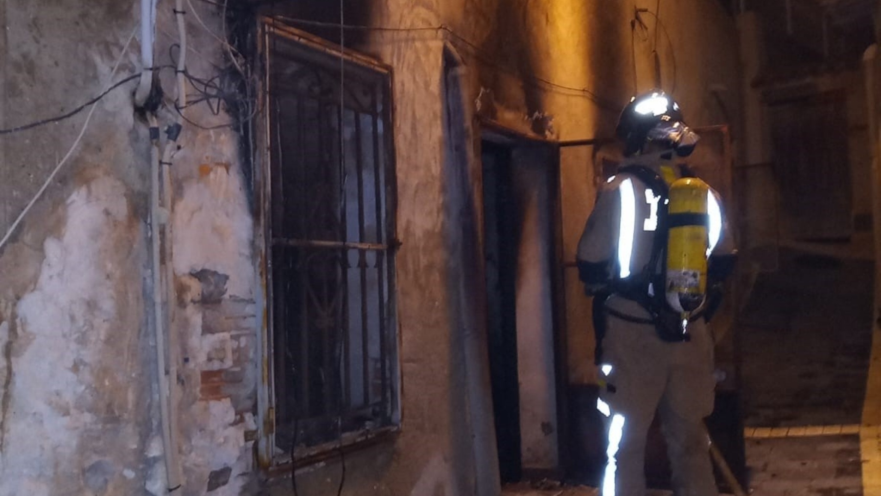 Bomberos en el lugar del incendio. (Foto: ep)