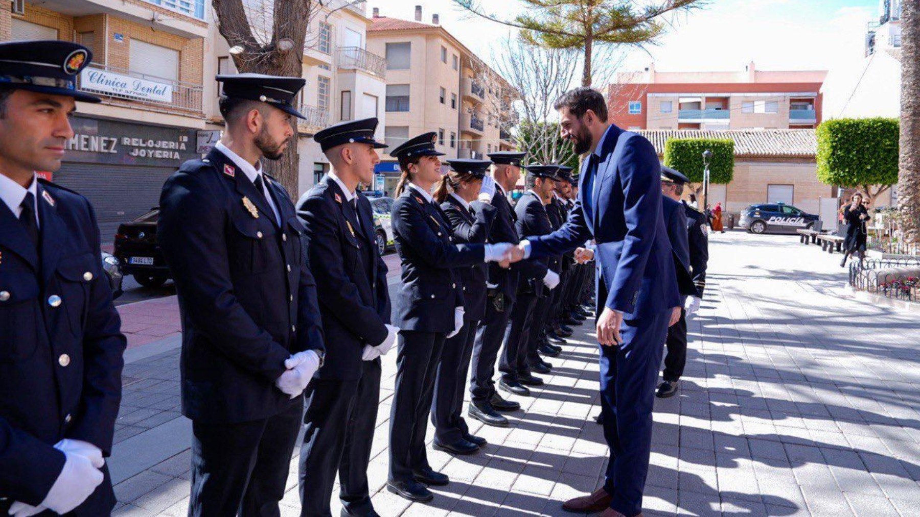 El vicepresidente de la Región de Murcia, José Ángel Antelo, junto a la policía local.