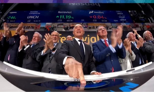 El presidente de Ferrovial, Rafael del Pino, toca la campana digital en la Bolsa de Nueva York.
