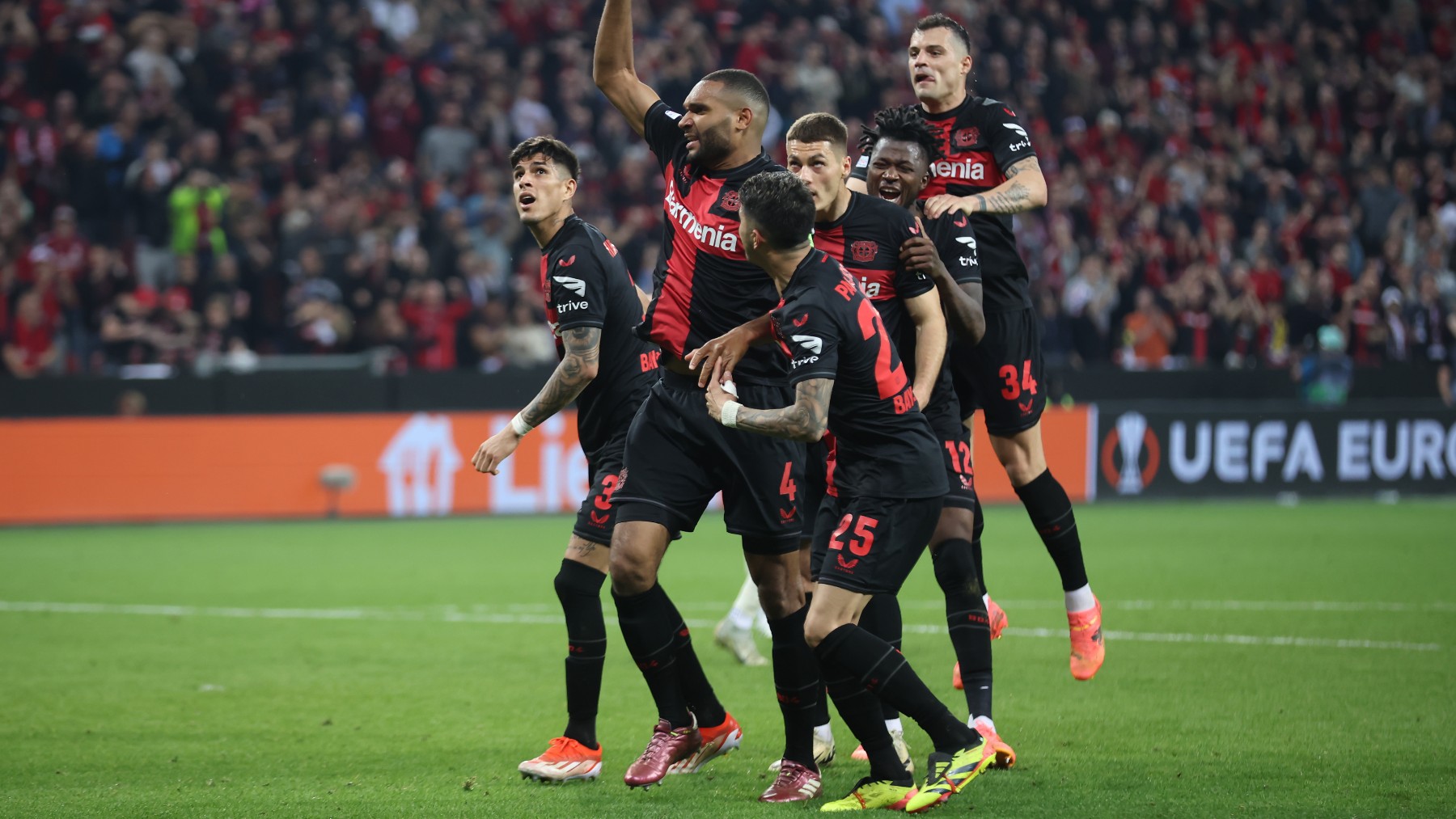 Los jugadores del Bayer Leverkusen celebran el gol de la noche. (Getty)