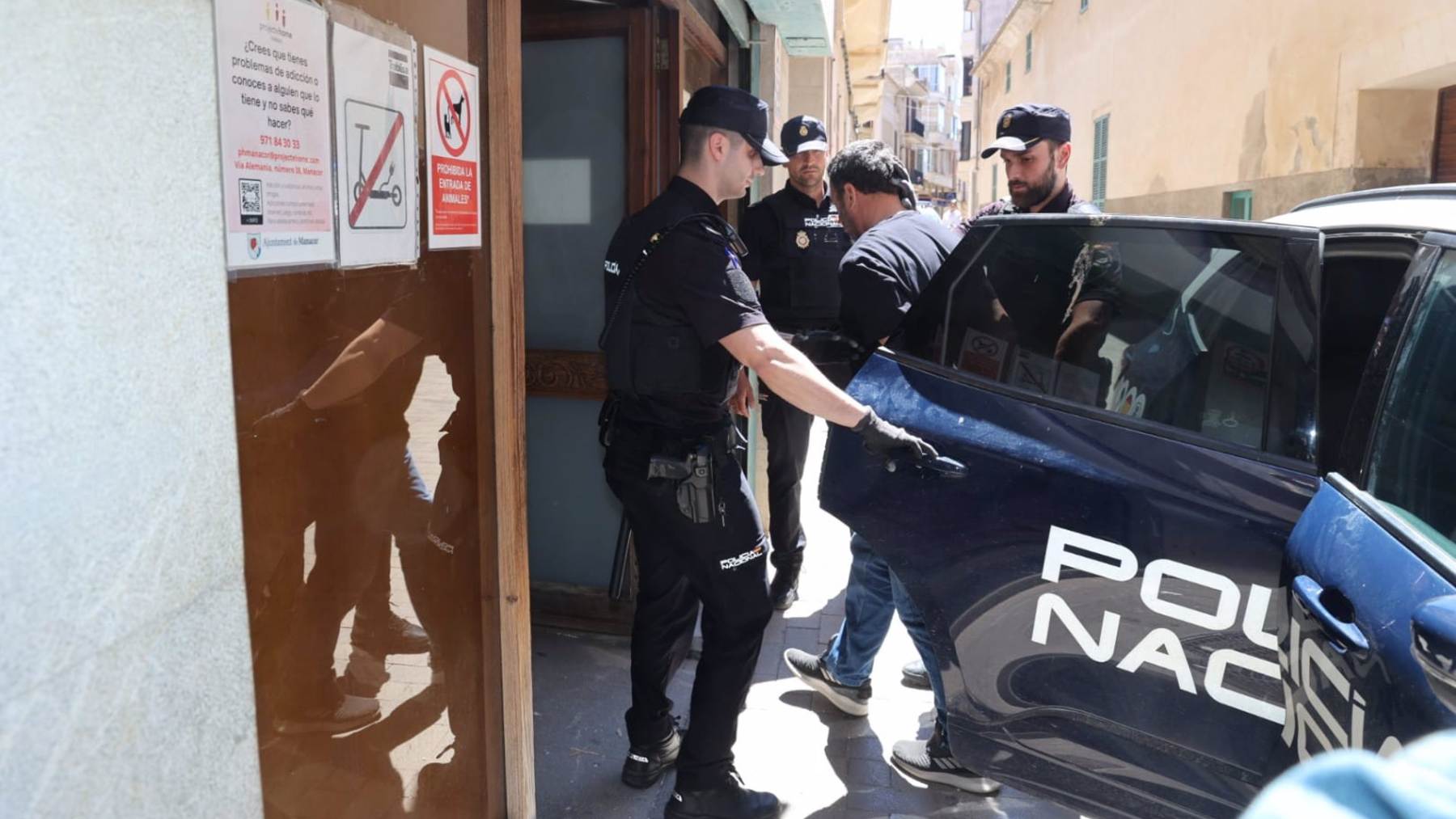 El detenido entrando en el juzgado de Manacor para prestar declaración ante el juez. (Europa Press)