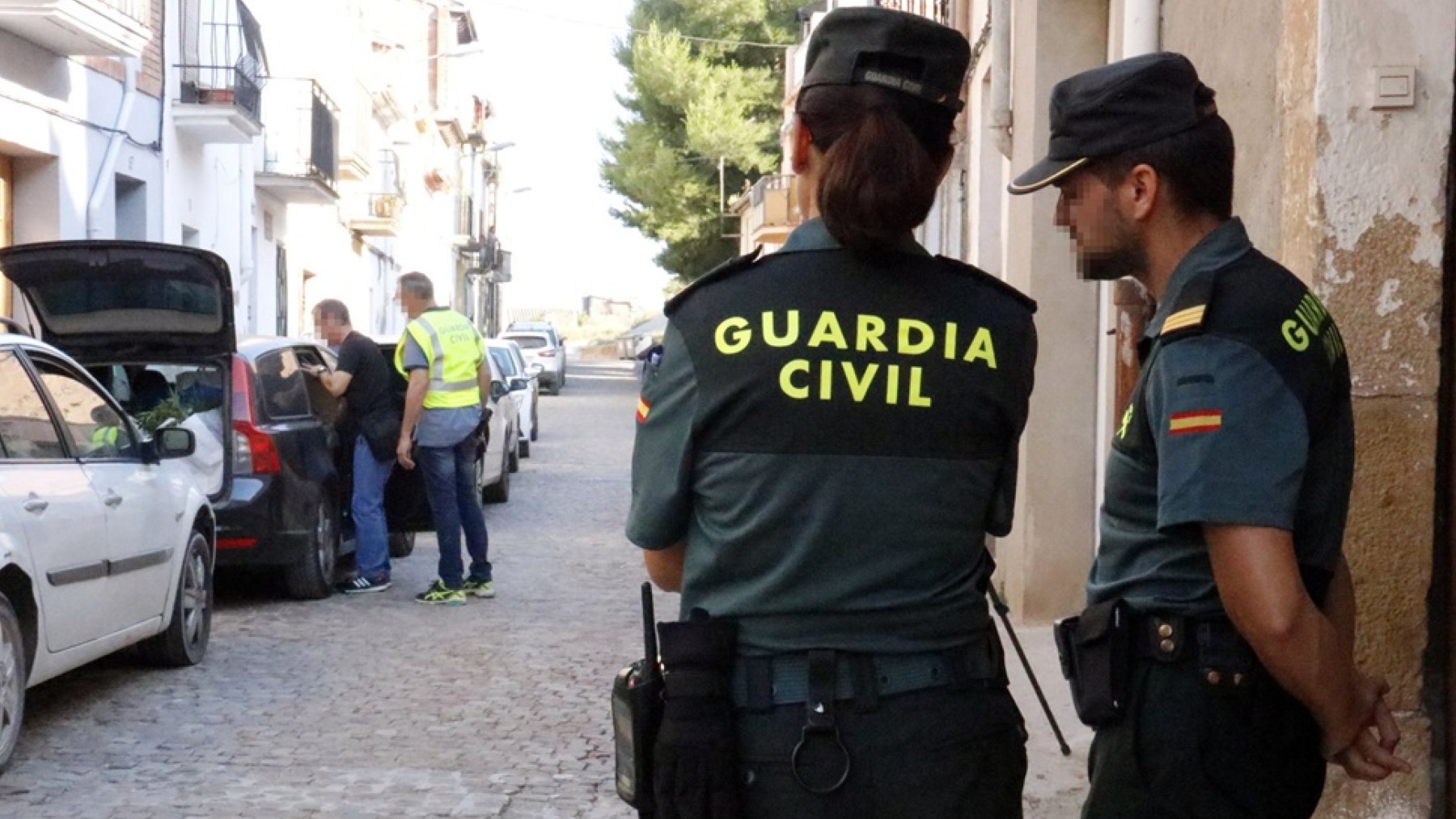 Guardias civiles durante un registro en Jaén.