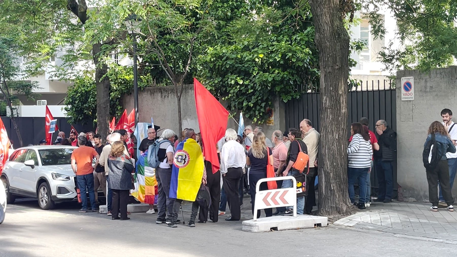 Ridícula concentración contra Milei en la embajada argentina en Madrid.