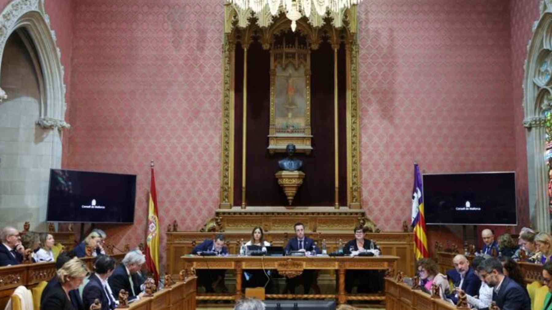 Pleno del Consell de Mallorca presidido por Llorenç Galmés (PP).
