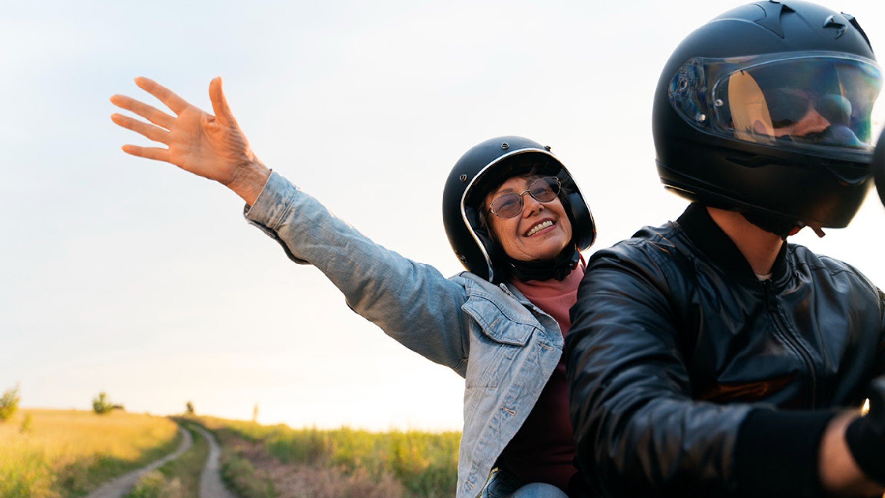 Dos personas en moto. (Pont Grup)
