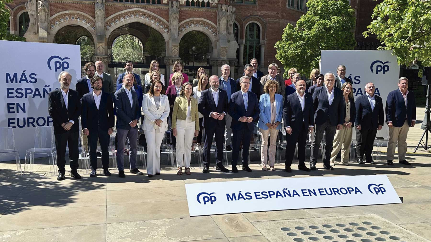 Feijóo con la candidatura europea del PP. Foto: Joan Guirado