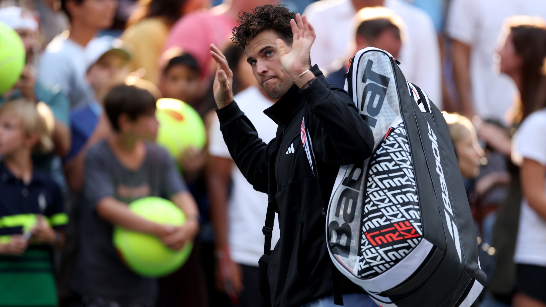 Dominic Thiem se despide del público tras un partido. (Getty)