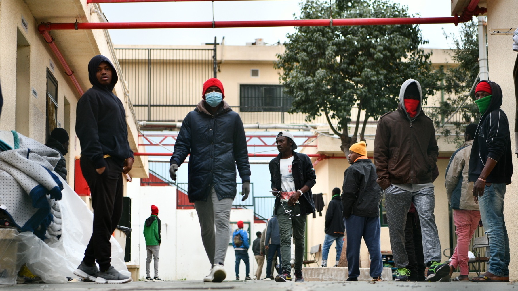 Un grupo de inmigrantes subsaharianos en el CETI de Ceuta. (Foto: EP)