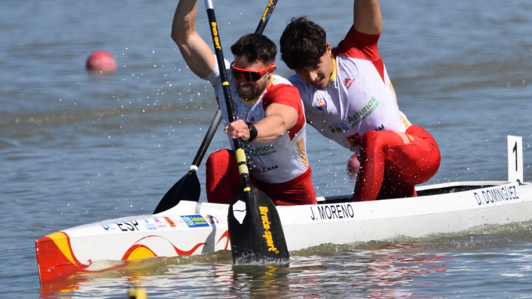 Joan Toni Moreno y Diego Domínguez, en la piragua.