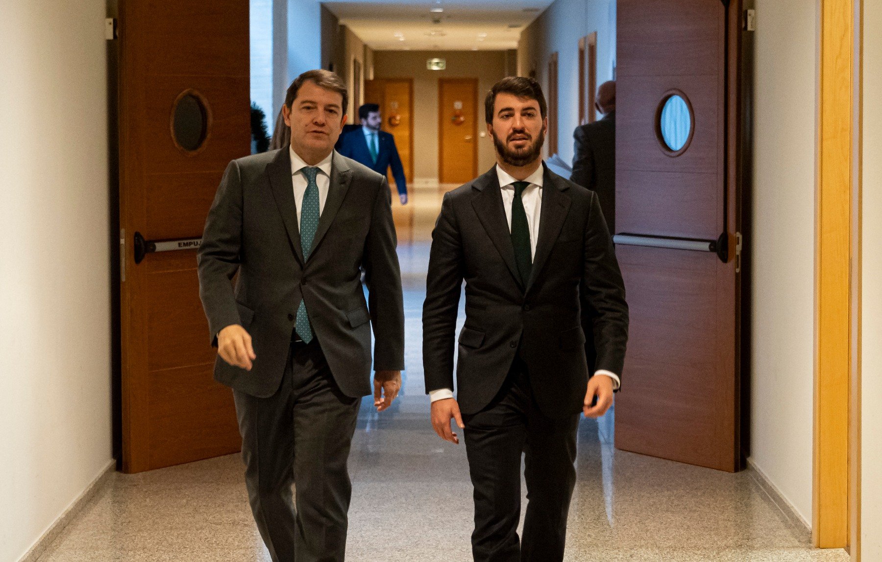 El presidente y el vicepresidente de Castilla y León, Alfonso Fernández Mañueco y Juan García-Gallardo.(EP)