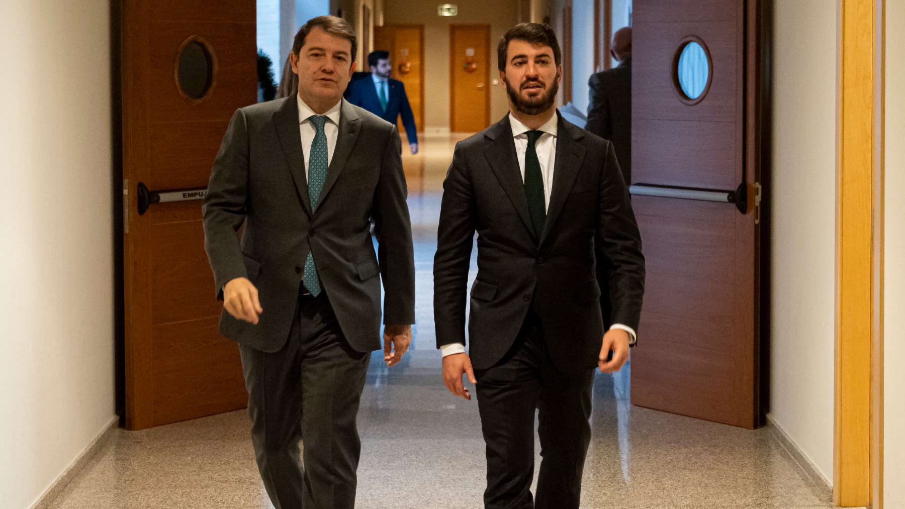 El presidente y el vicepresidente de Castilla y León, Alfonso Fernández Mañueco y Juan García-Gallardo. (EP)