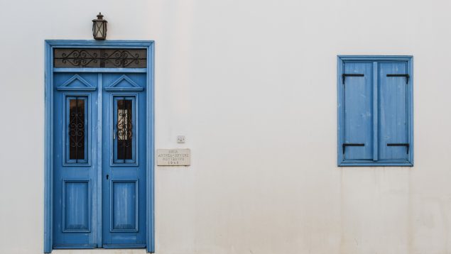 Los pasos definitivos para limpiar las puertas de madera y que queden como nuevas