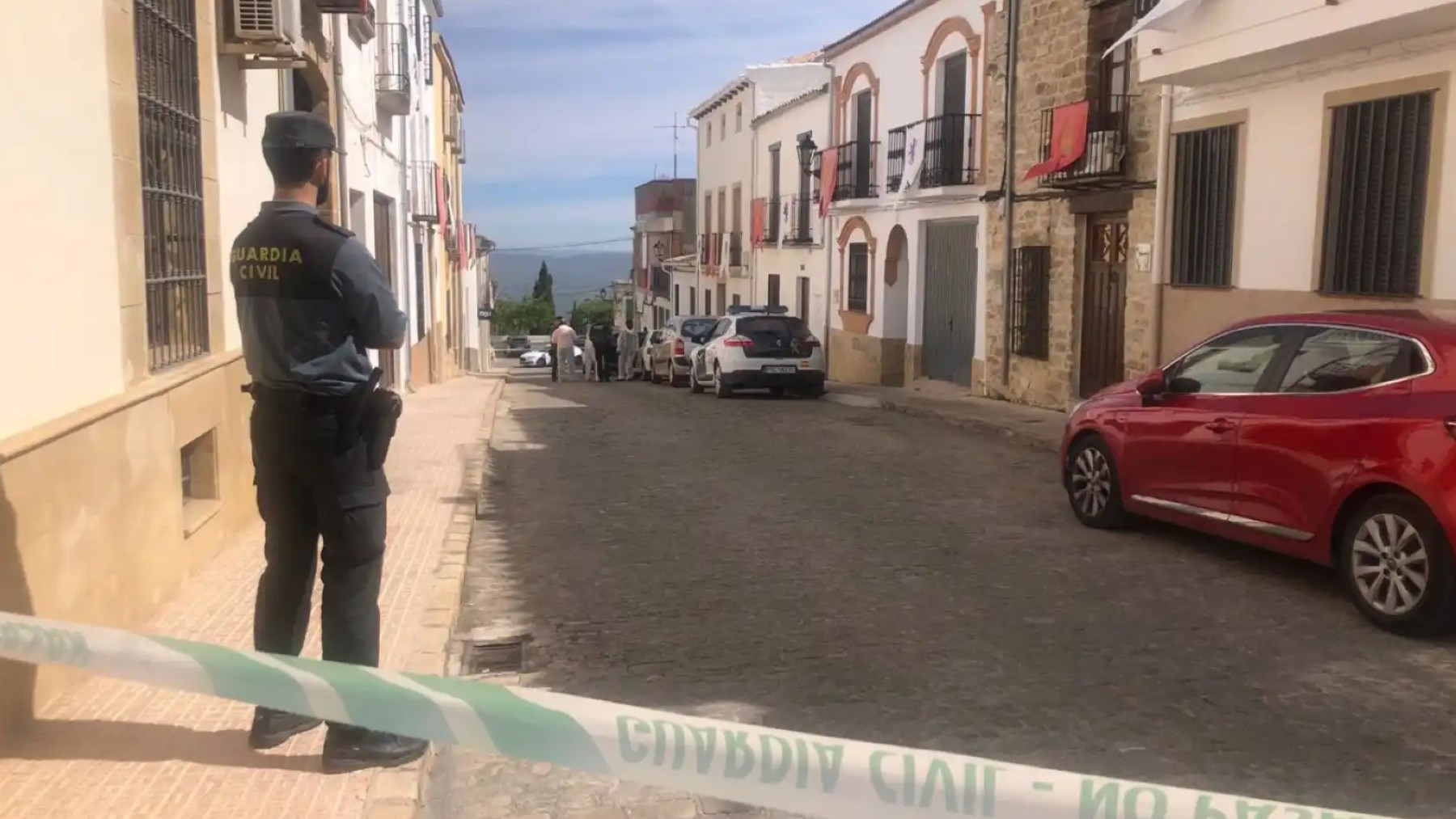 La Guardia Civil custodia el escenario del crimen en Sabiote (Jaén).