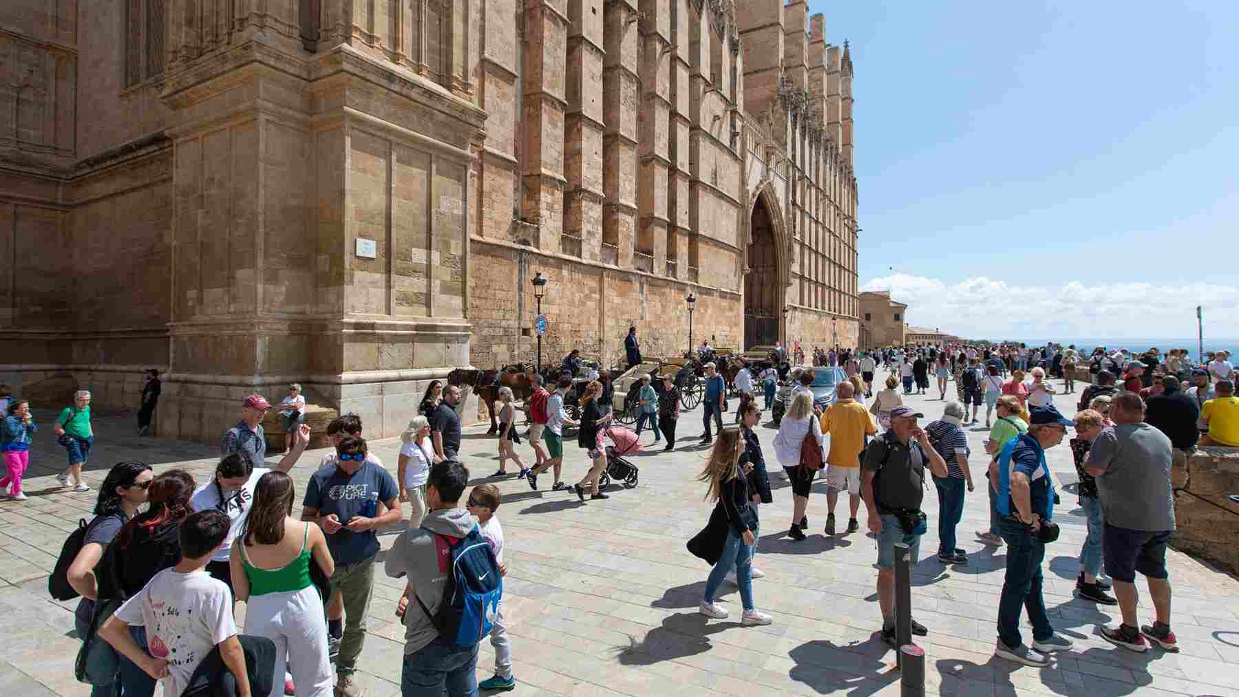 Turistas en las inmediaciones de la Catedral de Palma.  E.P.