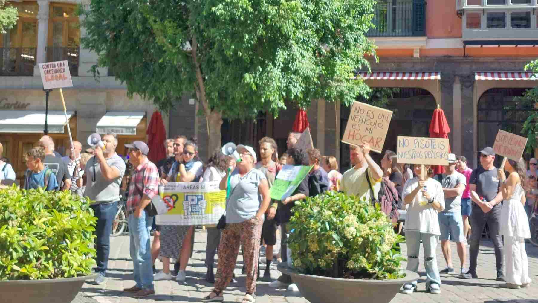 Protesta de caravanistas en la plaza de Cort de Palma.