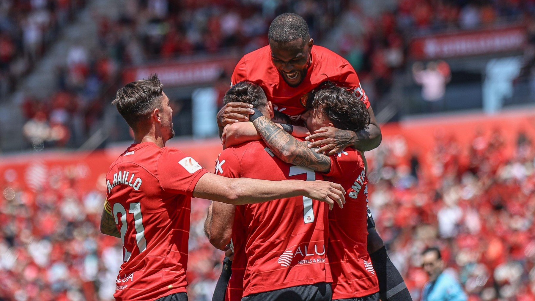 Los jugadores, abrazándose tras el 1-0.