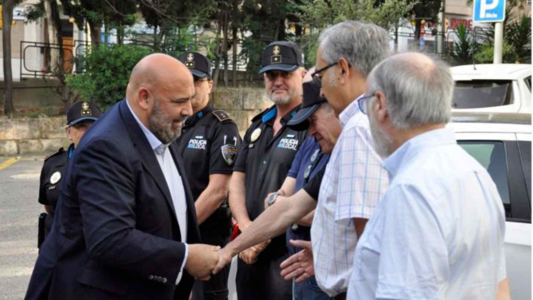 El alcalde de Palma, Jaime Martínez, saluda a mandos de la Policía Local.