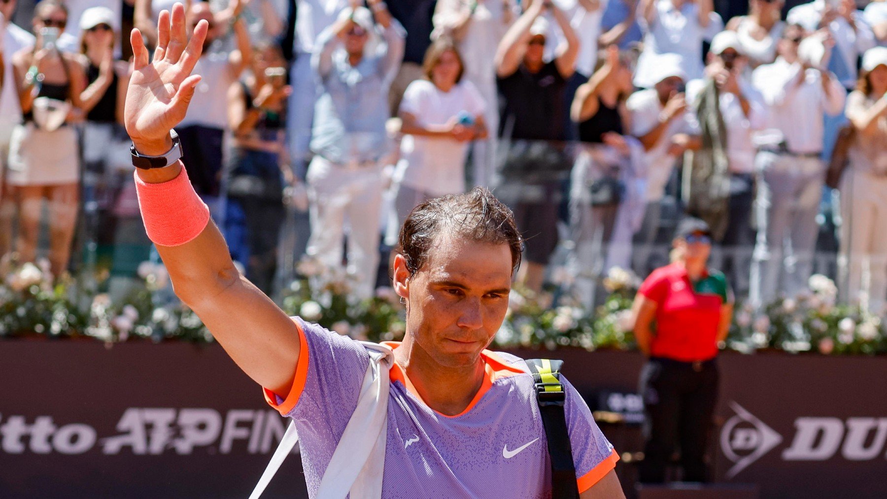 Rafa Nadal se despide del público de Roma. (EFE)