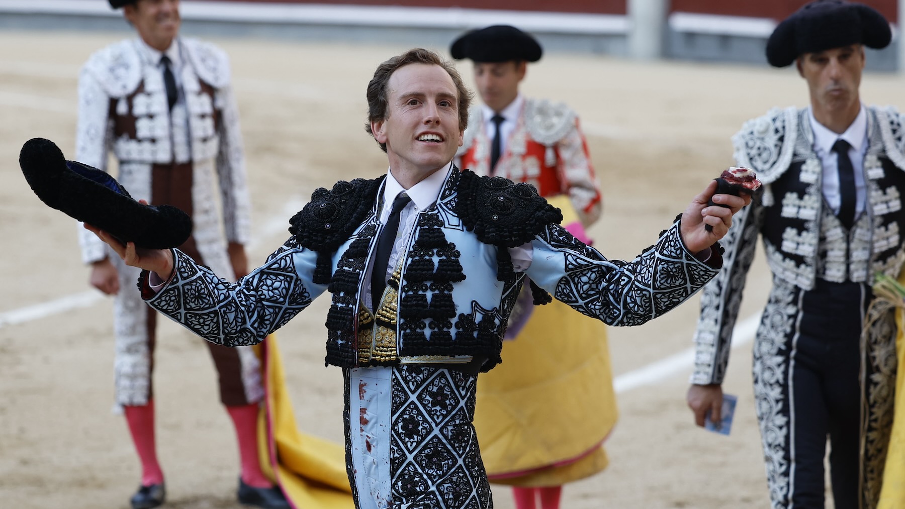 Román saluda con su trofeo tras lidiar su primer toro (Foto: EFE).