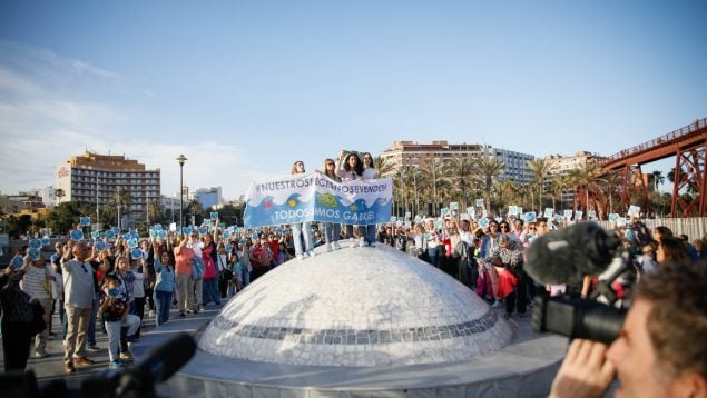 Unas 700 personas arropan a la madre del niño Gabriel en una concentración contra un documental sobre su hijo.