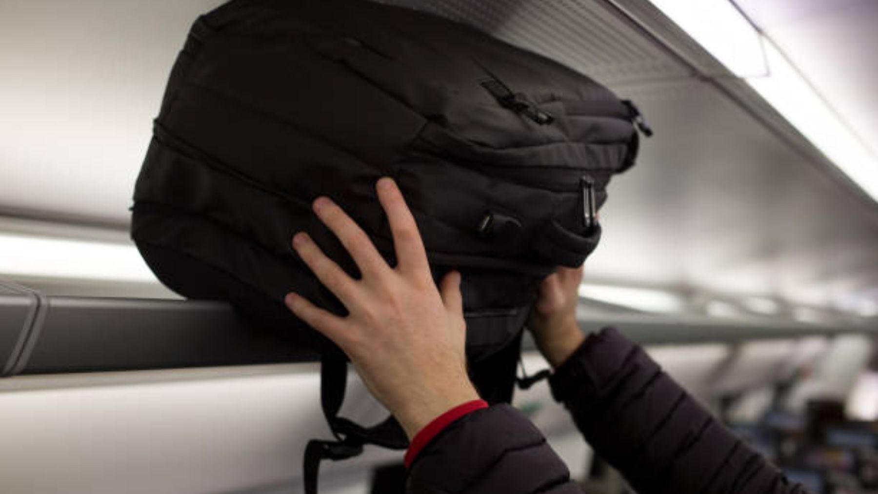 Bolsa de viaje en la cabina de avión.