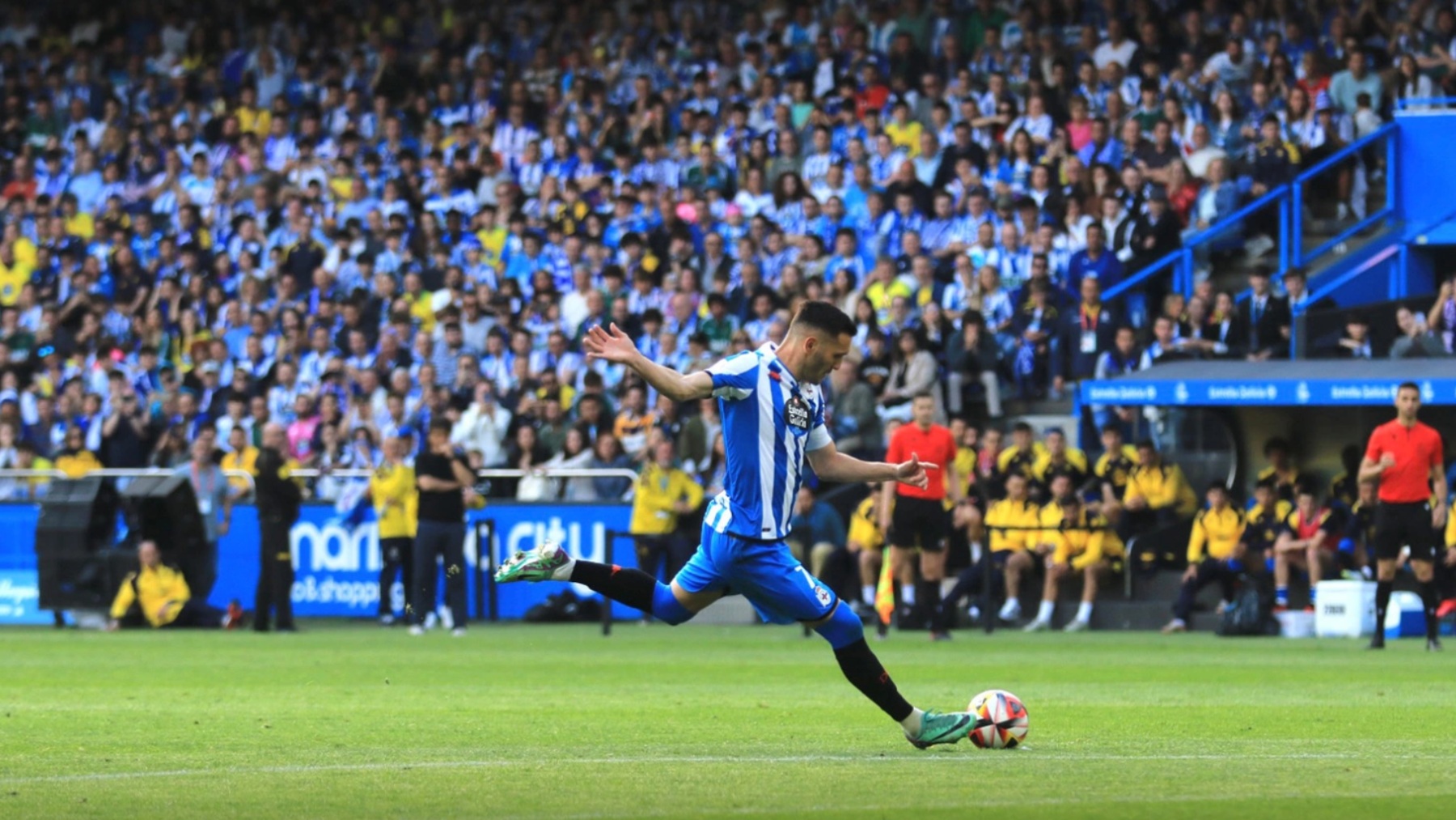 Lucas Pérez chuta la falta del gol del ascenso.