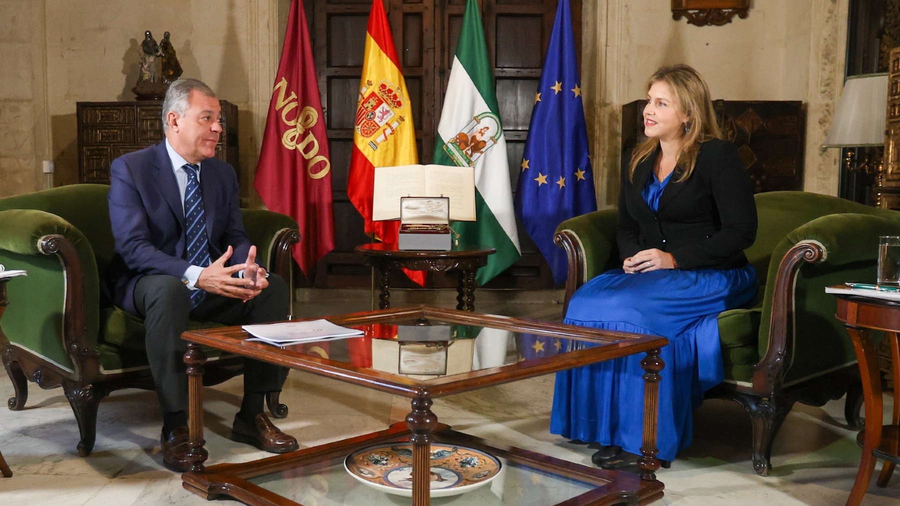 El alcalde de Sevilla, José Luis Sanz, con la portavoz de Vox en el Ayuntamiento, Cristina Peláez.