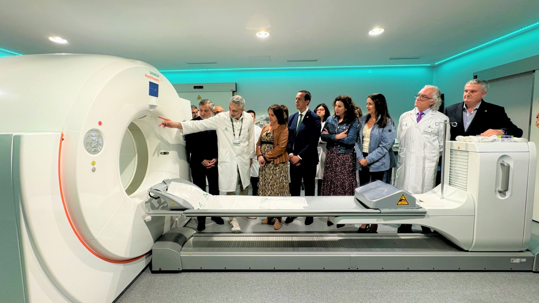 La consejera andaluza de Salud, Catalina Garcia, visita las instalaciones del PEC-TAC de Torrecárdenas, en Almería.