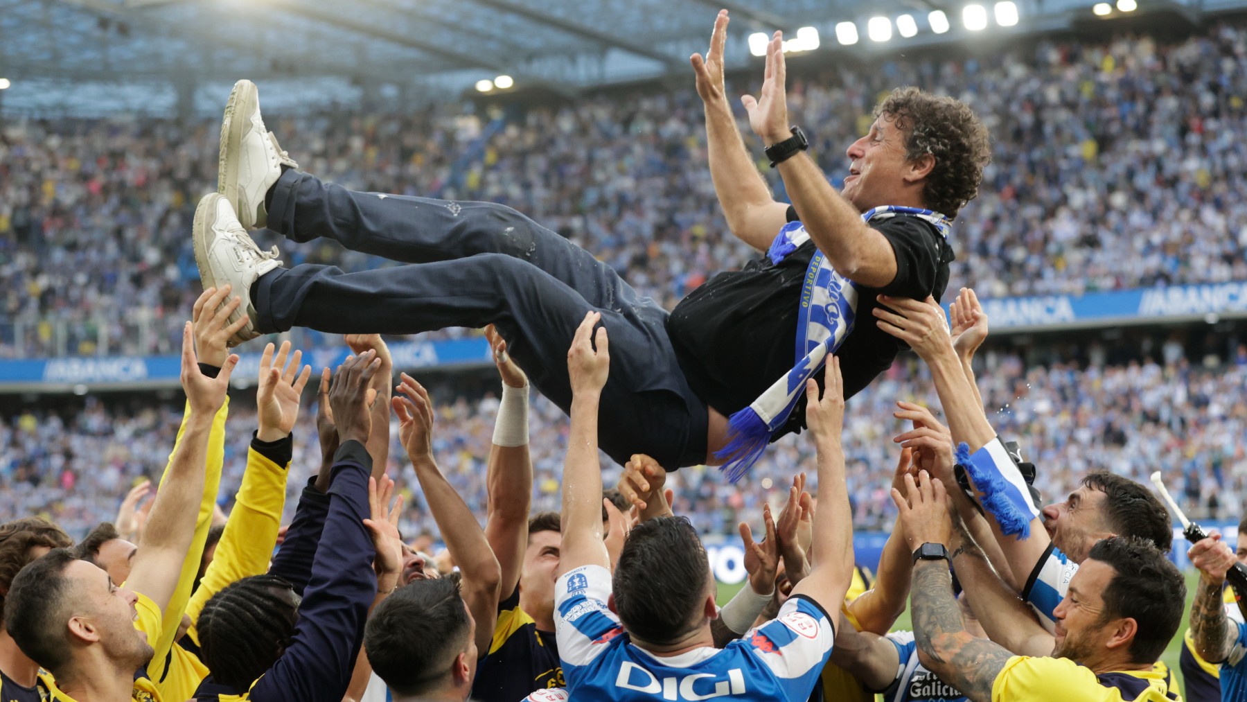 Los jugadores del Deportivo mantean a su entrenador. (EFE)