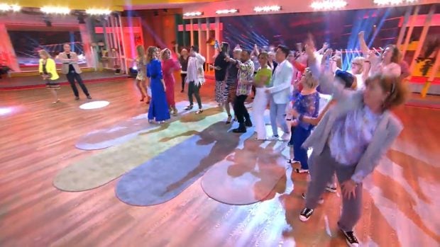 Todo el equipo de Fiesta ha comenzado el programa del domingo bailando, excepto Aurelio Manzano y Carmen Borrego (Mediaset).