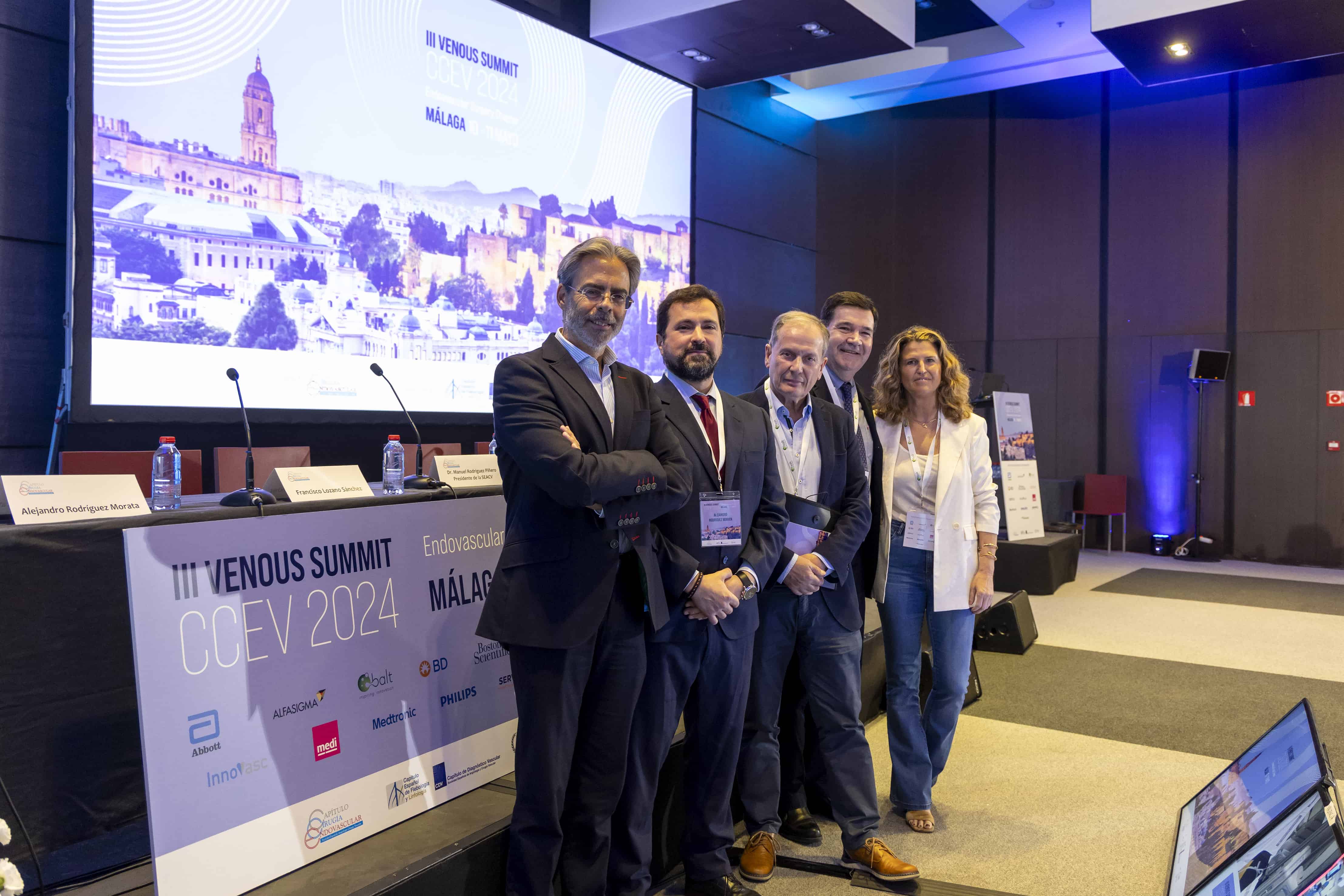 Inauguración del III Venous Summit. De izq a dcha, el Dr. Tomás Urda Valcárcel, el Dr. Alejandro Rodríguez Morata, el Dr. Javier Álvarez Fernández, el Dr. Manuel Rodríguez Piñero y la Dra. Ángeles Menéndez Herrero