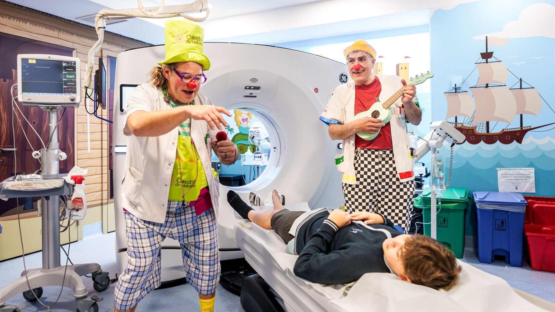 Payasos de Sonrisa Médica, en un hospital.