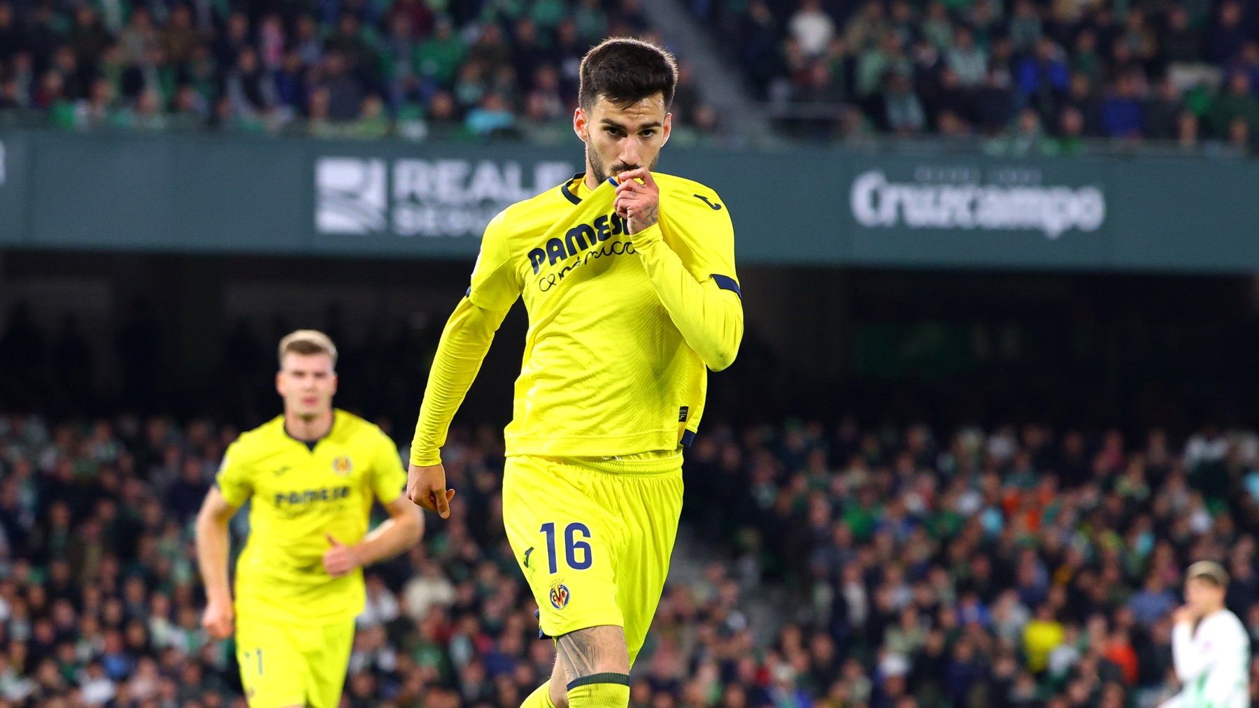 Álex Baena celebra uno de sus goles con el Villarreal. (Getty)