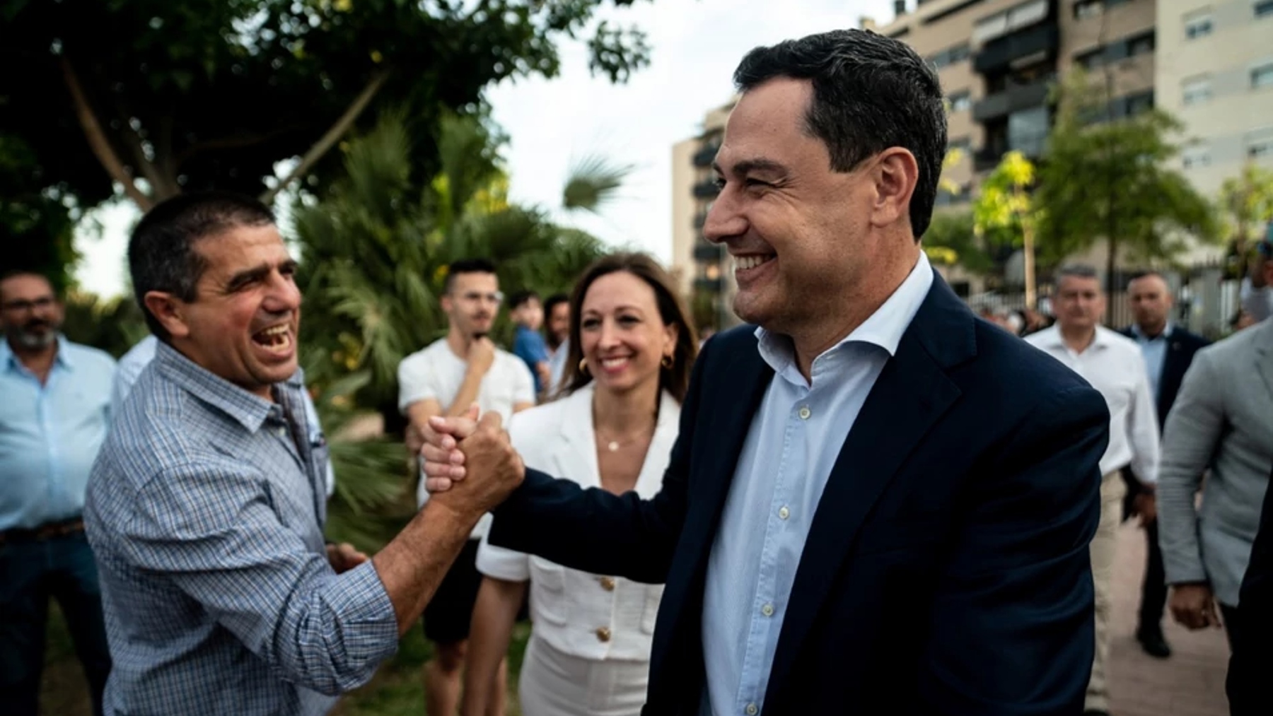 El presidente de la Junta, Juanma Moreno, saludando a un vecino en campaña electoral.