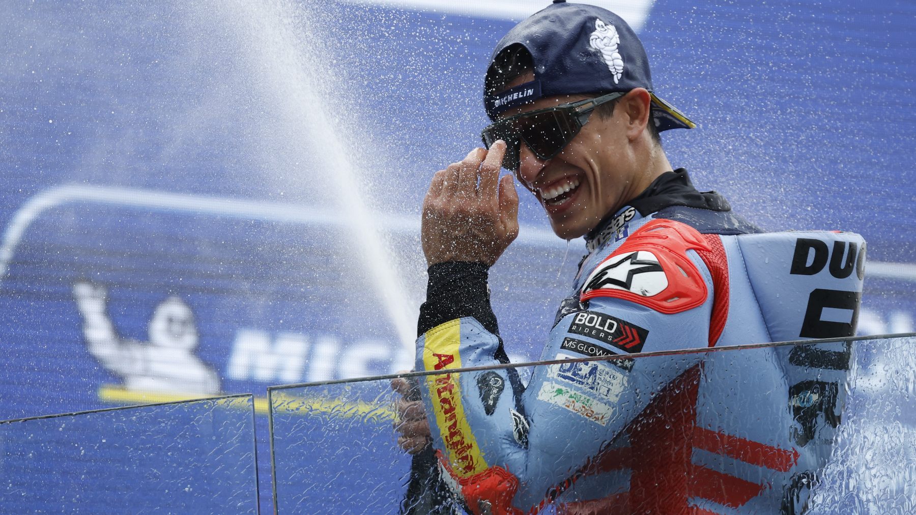 Marc Márquez, en el podio tras su remontada en Le Mans. (EFE)